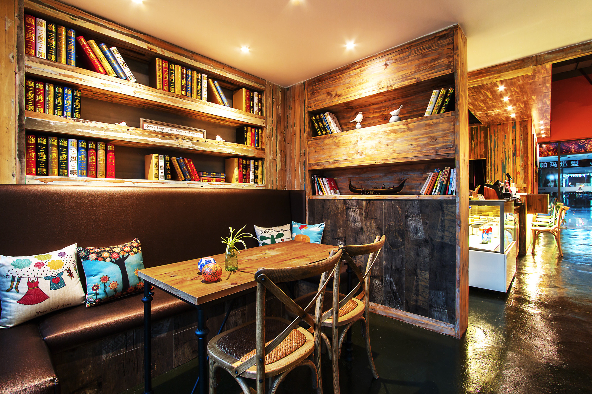 虹口區美式工業風咖啡廳裝修設計-第3張圖片-上海古都建筑設計集團